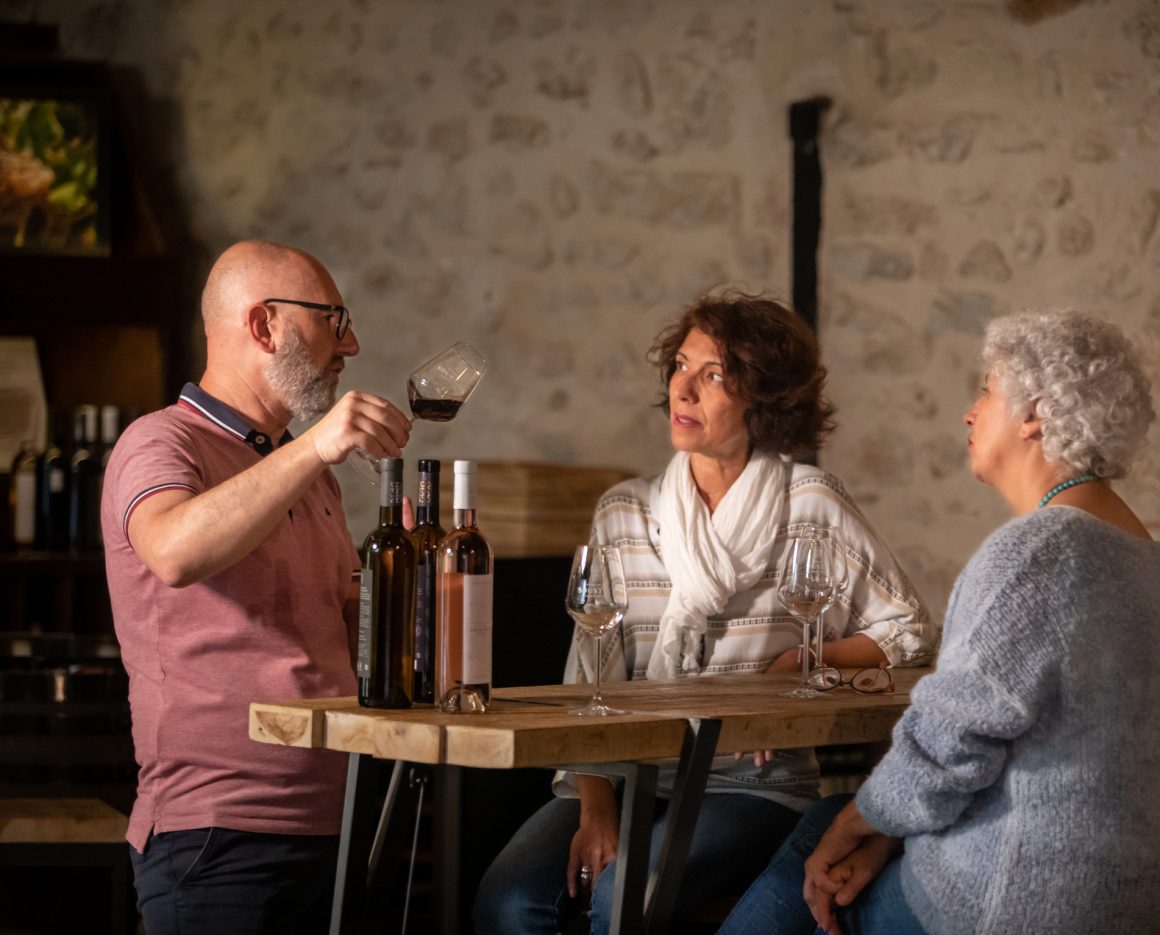 Dégustation de vin au Domaine de Soustres
