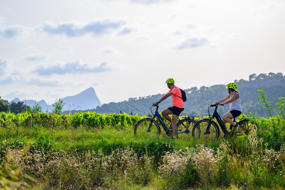 VTT en couple au milieu du vignoble de Valflaunès